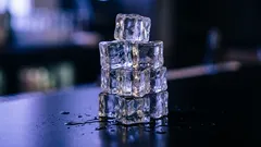 Co jest bardziej wydajne w magazynowaniu energii — bateria litowa czy lód? Nie spiesz się z odpowiedzią