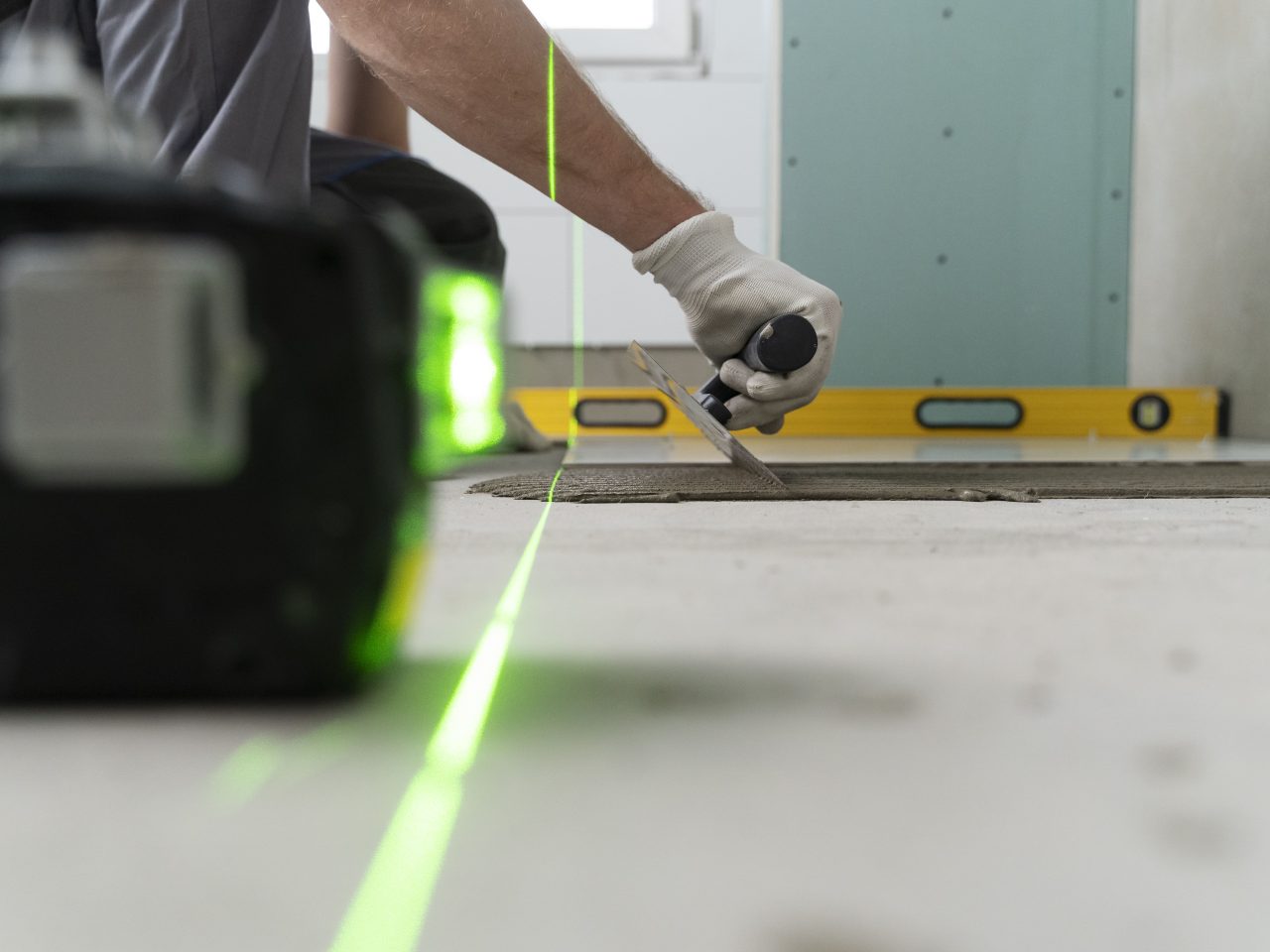 tiler-working-renovation-apartment (1) (1)